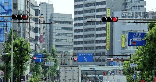 河边步道与摩天轮